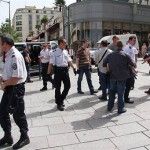 Ambiance tendue hier après-midi, devant le centre commercial Les trois soleils, où un groupe d'une vingtaine de marginaux squatte depuis des mois. La police a embarqué une dizaine de chiens.